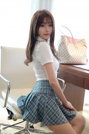 不时轻声地用俄语